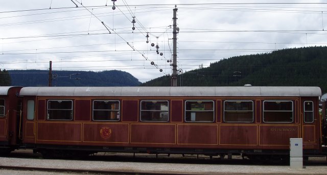 Vue de profil de la voiture restaurant N° 95 903 du club Mh.6 en gare de Mariazell