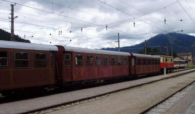 La 1099.010 en tête d'un train comportant 3 voitures touristiques en livrée brune