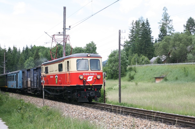 En approchant de Mariazell la 1099.08 fume sous l'effet du freinage provoqué pour faciliter le travail du photographe