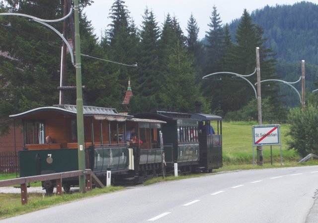 Avec sa rame la bicabine N°8 quitte la musée de Mariazell par une voie en accottement et électrifiée