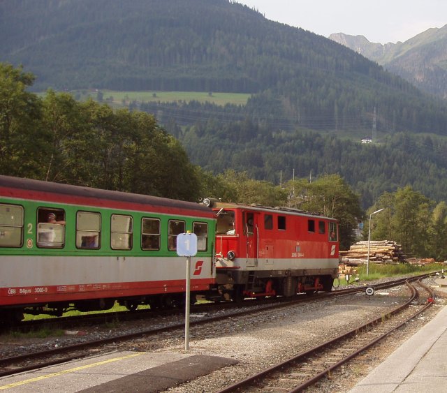La BB 2095.004 fait Halte en gare de Niedernsill. Derrière la B4ip 3068