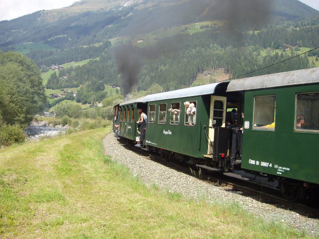 Les voitures à 2 essieux à plateformes ouvertes Bi sont utilisés sur les trains touristiques