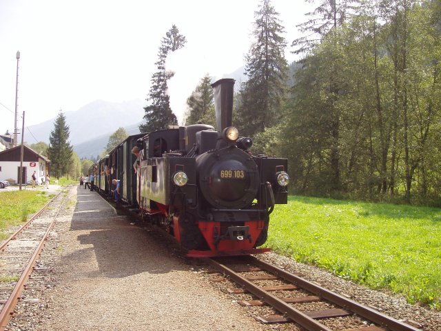 La 699.103 et sa rame touristique à l'arrêt dans la même gare