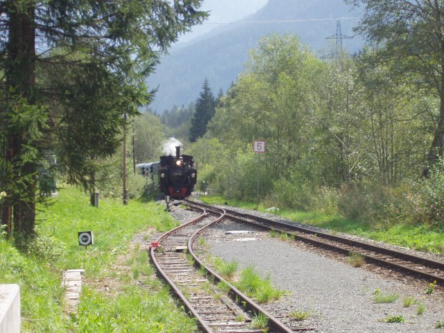 La 699.103 et sa rame touristique entre dans une des gares de la ligne uniquement équipée de 2 voies