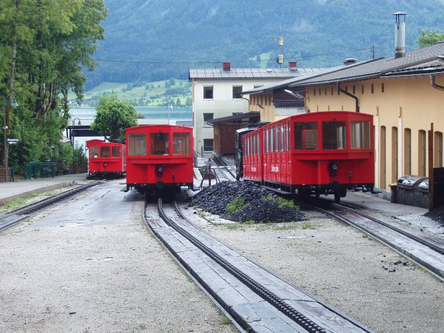 Vue plongeante sur la gare de St. Wofgang: entre les deux voies de droite le parc à charbon