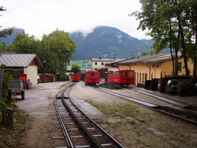 Prise d'un peu plus haut cette vue montre l'ensemble du grill de voie de la gare de St. Wofgang