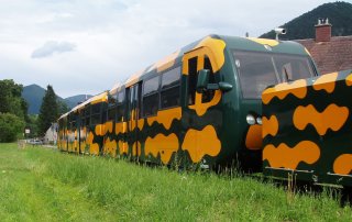 Un autorail Salamandre attaque la montée vers le Schneeberg