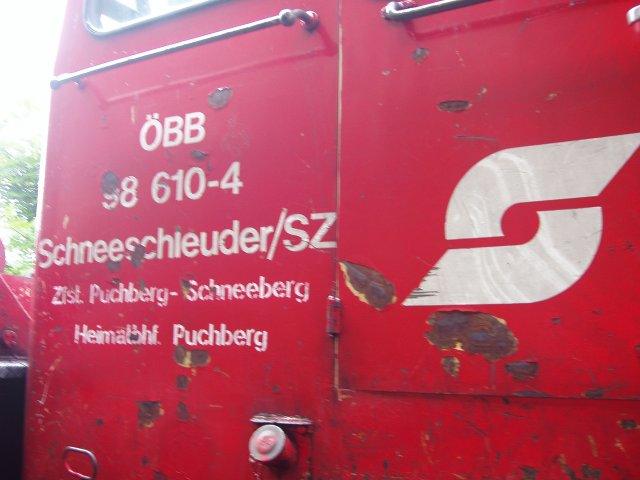 Gros plan sur les inscriptions du chasse-neige 98 610-4 qui est resté immatriculé aux ÖBB