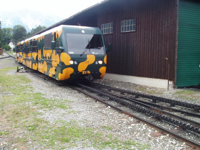 La rame « Salamander » vue coté motrice, arrivant en gare