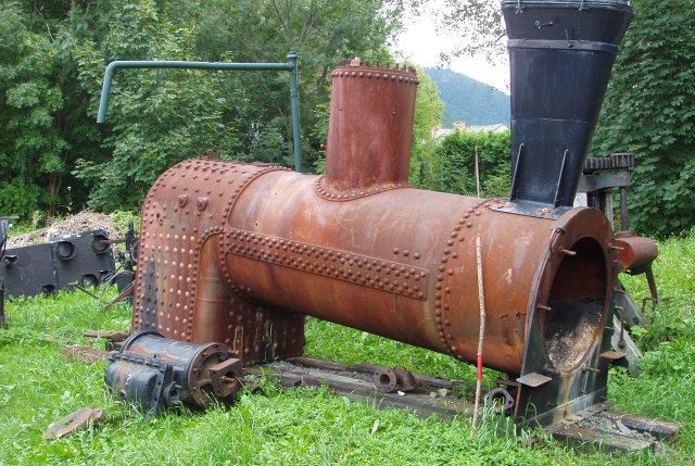 Un corps cylindrique dans les herbes au mini-musé de Puchberg am Schneeberg