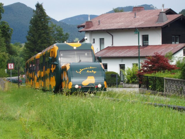 La rame « Salamander » quitte Puchberg am Schneeberg avec sa remorque additionelle