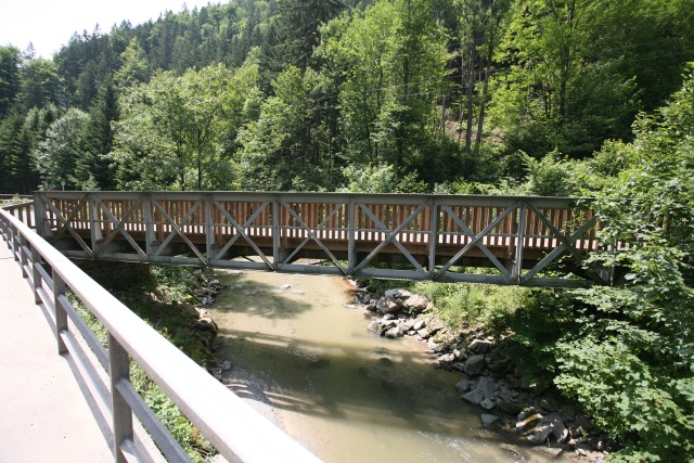 Entre Kapfenberg et Thörl un premier pont cage métalique livre passage à la piste cyclable