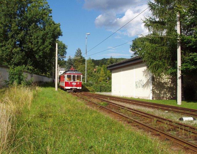 La gare d'Engelhof vue coté Gmunden, dominée par l'usine