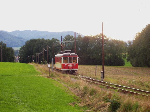 Après être passée devant la halte la 23 111 descend vers Gmunden à travers les près