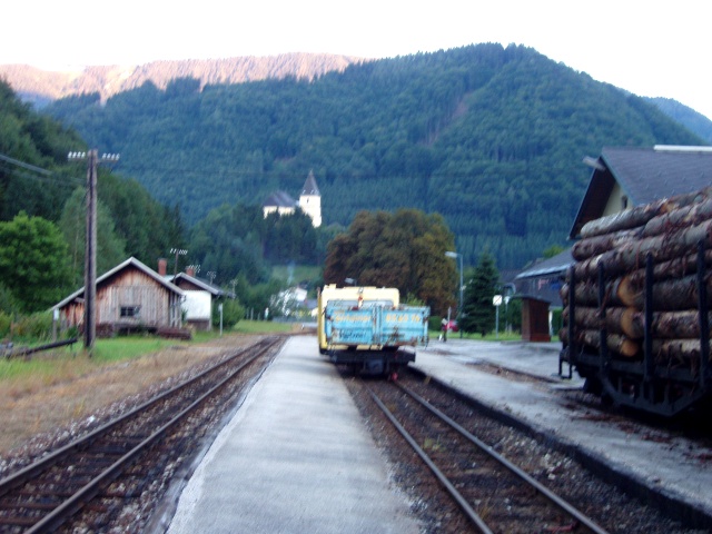 La gare de Großhollenstein coté Lunz am See avec l'église en toile de fond