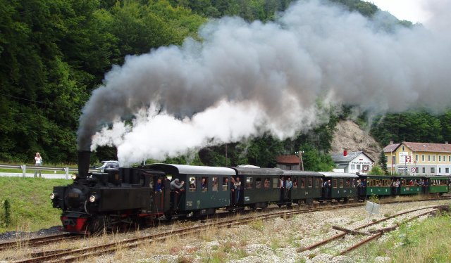 Tracté par la 699.103 le train spécial ÖGGEG du 15 août 2006 quitte la gare de Kienberg-Gaming