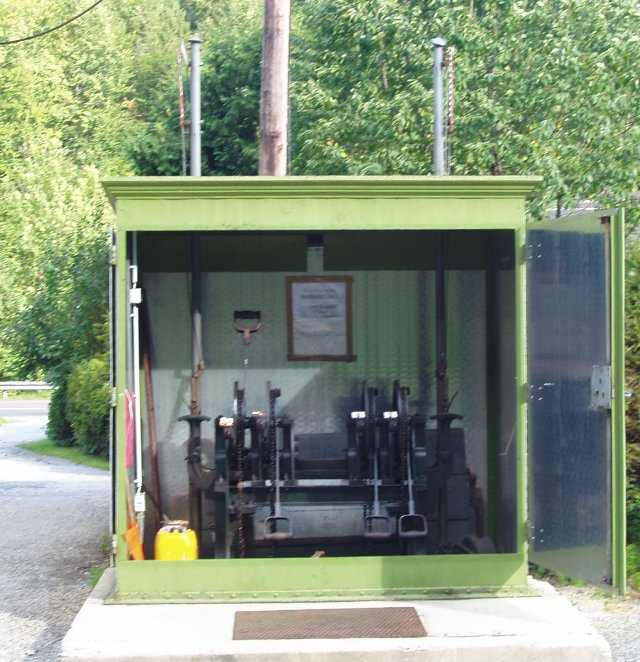 Gros plan sur le poste d'aiguillage de la gare d'Opponitz avec ces mini-sémaphores