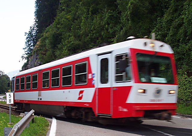 Le 5090.013 assurant un Ybbstitz - Waidhofen à travers prés et bois dans la lumière du soir