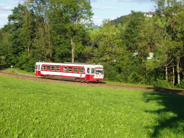 Le 5090.013 assurant un Ybbstitz - Waidhofen serpente entre les prés