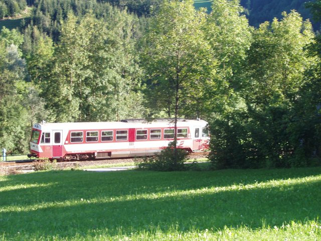 Le 5090.013 assurant un Ybbstitz - Waidhofen à travers prés et bois dans la lumière du soir