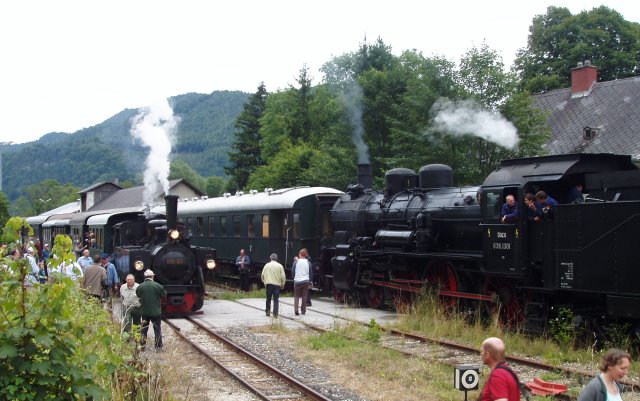 Correspondance vapeur voie normale / voie étroite en gare de Kienberg Gaming le 15 août 2006