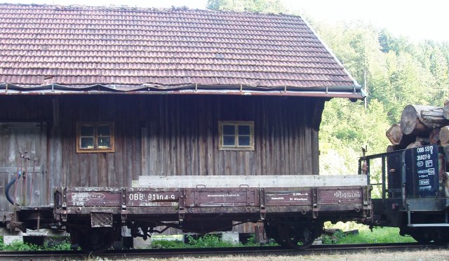 Wagon plat à 2 essieux et plateforme N° 91 104 en gare d'Opponitz