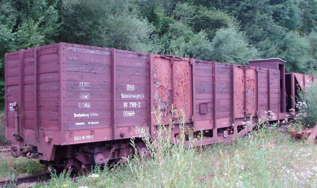 Tombereau à bogie garé sur l'évitement de la petite gare de Holzpfel sur « l'Ybbstalbahn Bergstrecke »