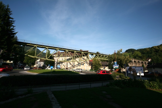 Le Viaduc de Waidhofen enjambe le grand carrefour à la sortie de la ville