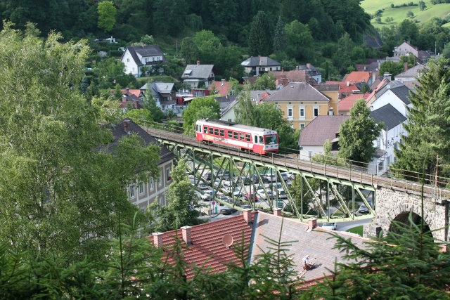 Vu de l'autre coté l'autorail pour Großhollenstein assuré par un 5090 en solo s'éloigne de Waidhofe en traversant le viaduc