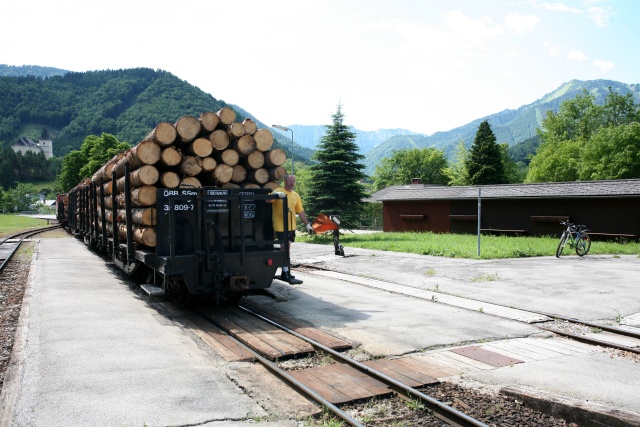 Douze minutes plus tard, le même train manoeuvre en gare de Großhollenstein