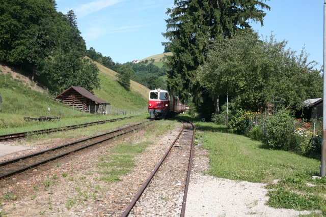 Le train N° 6903 pour Lunz am See arrive en gare de Waidhofen Lokalbahn tracté par la 2095.05