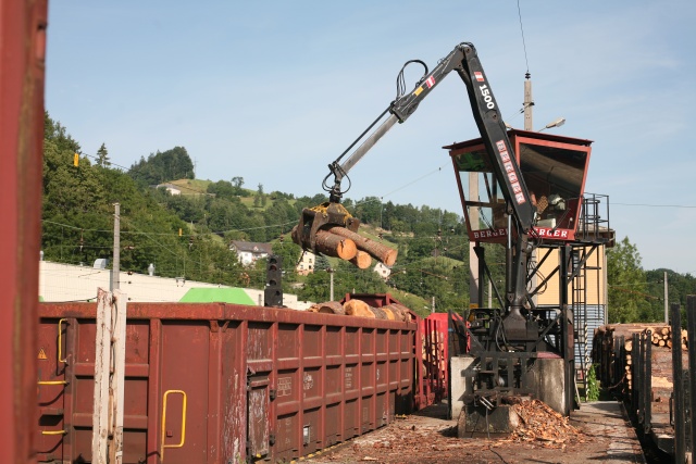 Au niveau du quai haut les grumes sont transférées à l'aide de cette grue pivotante