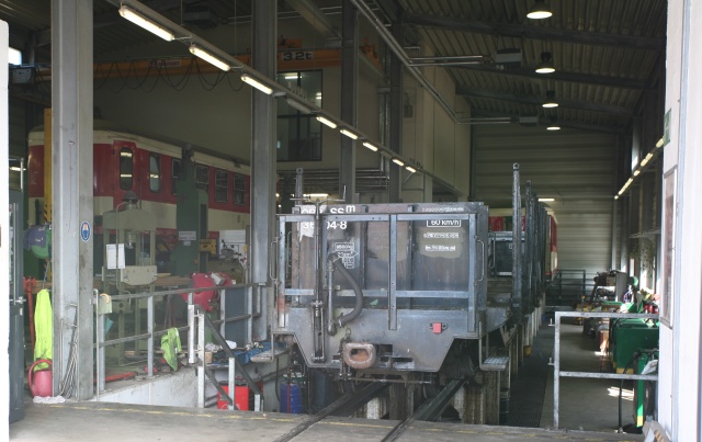 Vue de l'intérieur de la remise consacrée à l'entretien des matériels