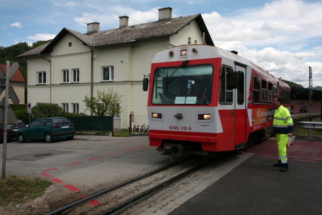 Le 5090.012 venant de Großhollenstein de vient d'arriver à Waidhofen. A peine les voyageurs descendus il est dirigé vers le grill du dépôt