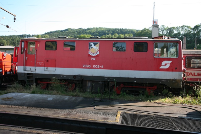 La 2095.008 en livrée rouge au armes de Lunz am See sur les voies de garage du dépôt de Waidhofen