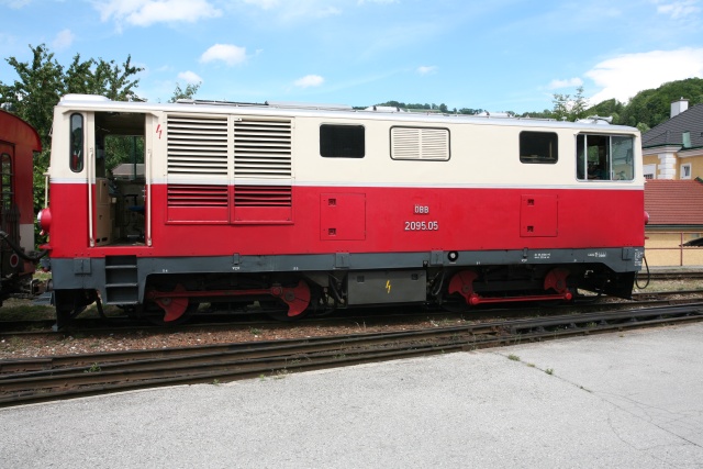 La 2095.05 en livrée rouge et crème et signe ÖBB ancien en relief se remet en tête sur le grill de Waidhofen