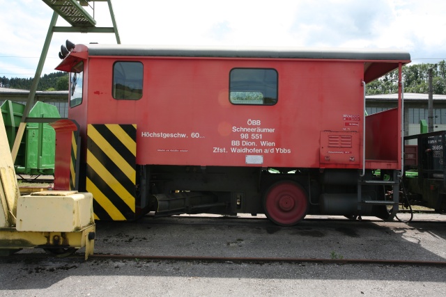 Le chasse neige 98 551 garé en gare de Waidhofen, vu de profil