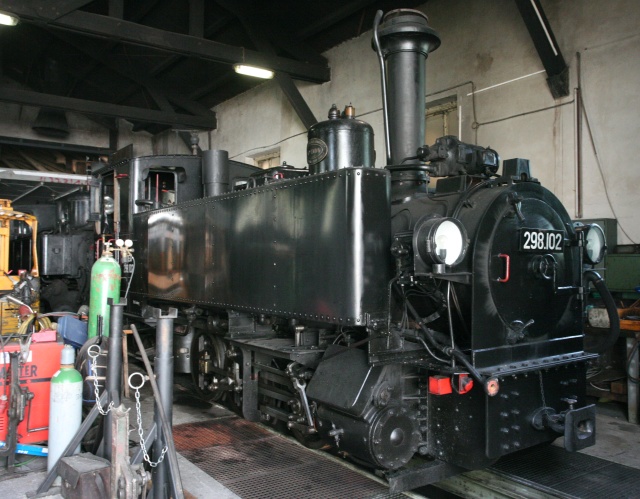 La 298.102 en entretien sous la remise de la gare de Kienberg-Gaming