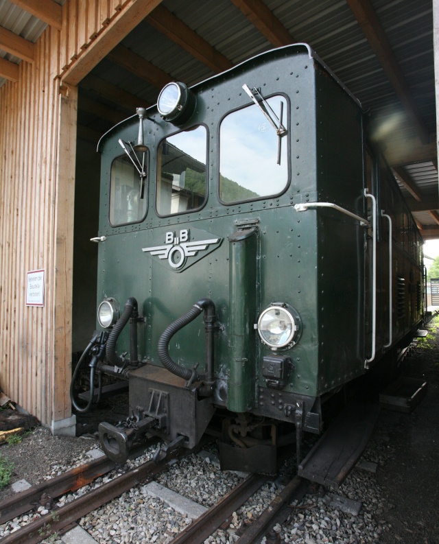 La DieselLok 2093.01, vue de l'autre coté sous la remise diesel de la gare de Keinberg-Gaming