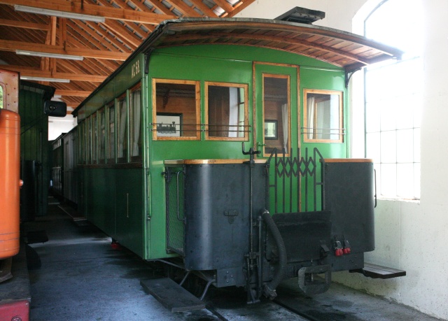 La voiture AC 68 garée sous la remise moderne de la gare de Keinberg-Gaming