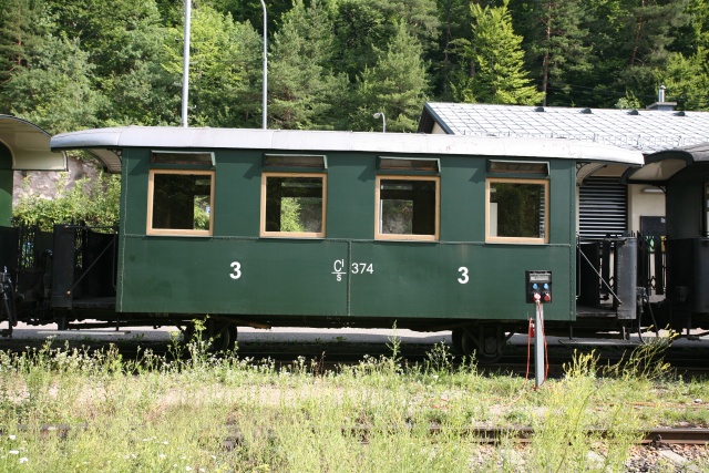 Vue intérieure de la cabine et du poste de conduite du locatracteur V1