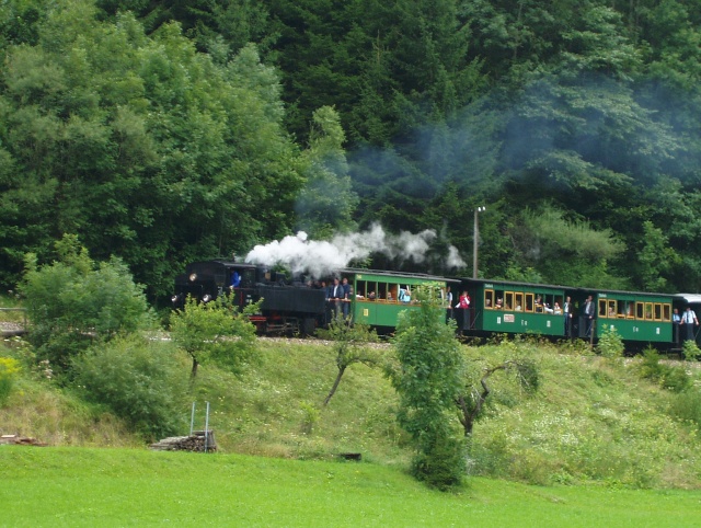 Dans l'ordre derrière la 699.103, l'AC 68, la Ci 12 et la Ci 13, 3 des voitures à caisse bois du BergStrecke