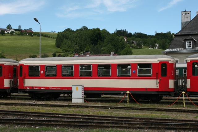 La B4ip 3069 en livrée « Jaffa » sur le garage de Waidhofen