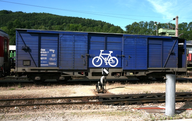 Le fourgon vélos GGm/s 16 825 en queue de sa rame attendant un prochain départ