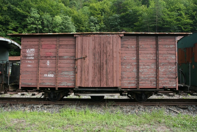Wagon plat à 2 essieux et plateforme en gare d'Opponitz