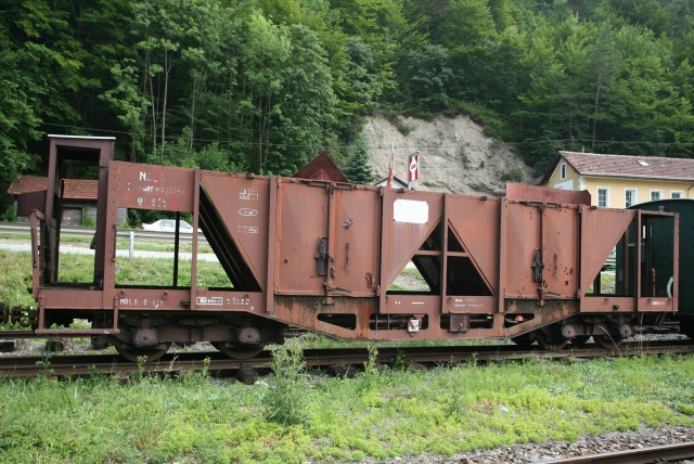 Wagon plat à 2 essieux et plateforme en gare d'Opponitz