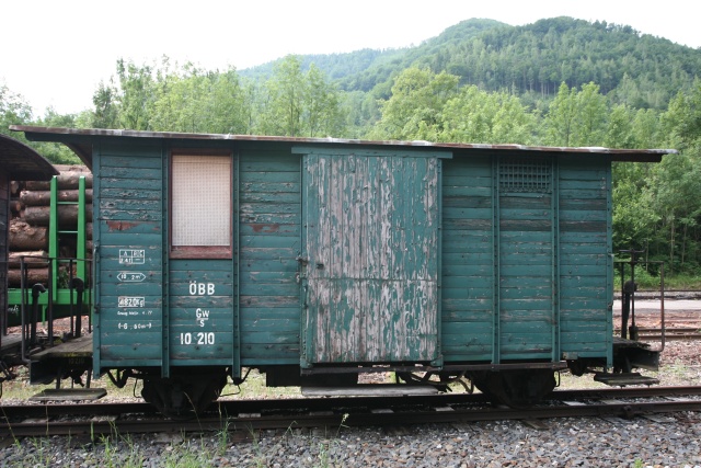 Tombereau à bogie garé sur l'évitement de la petite gare de Holzpfel sur « l'Ybbstalbahn Bergstrecke »