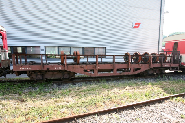 Le plat porte-essieux N° 91 804 le long de l'atelier de Waidhofen