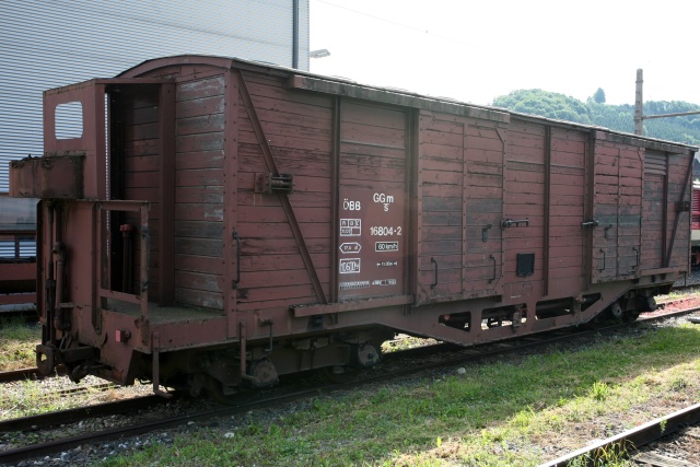 Sous un autre angle le GGm 16 804 au milieu des voies marchandise de Waidhofen