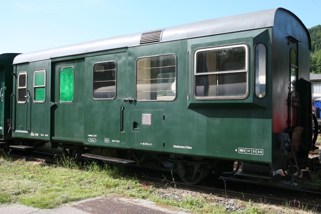 Le fourgon poste DFi 6851 du club 598 comme neuf sur la voie de remisage voiture de Waidhofen